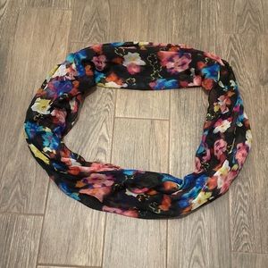 🧡 Women’s Candie’s infinity scarf